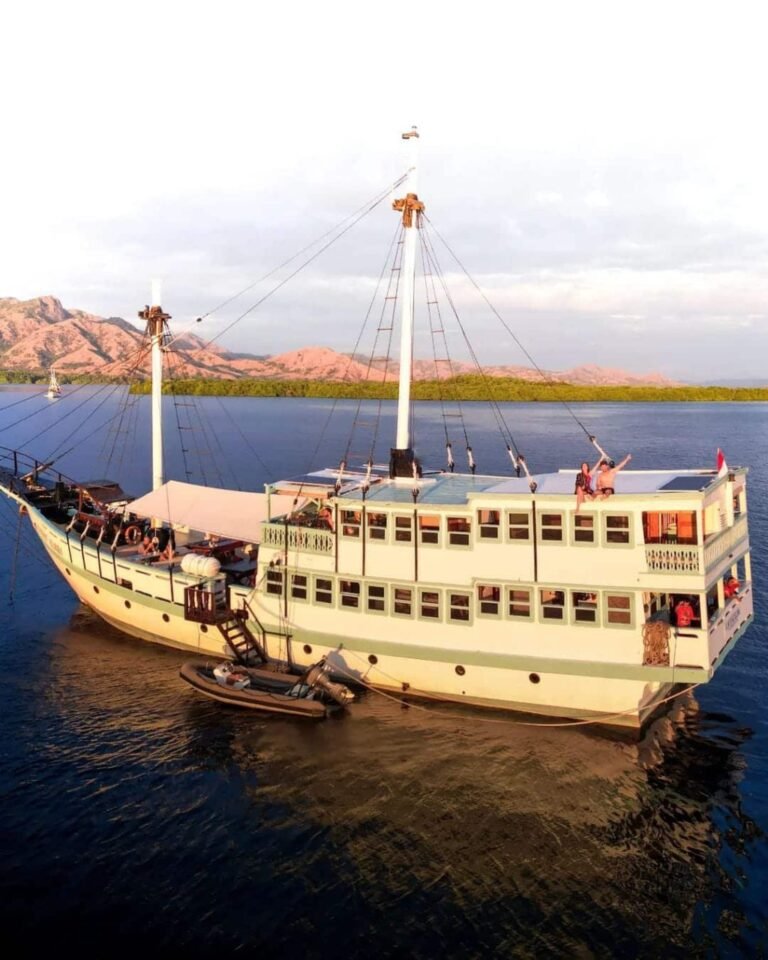 luxury komodo boat