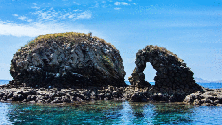 batu bolong, batu bolong labuan bajo, labuan bajo, labuan bajo adventures