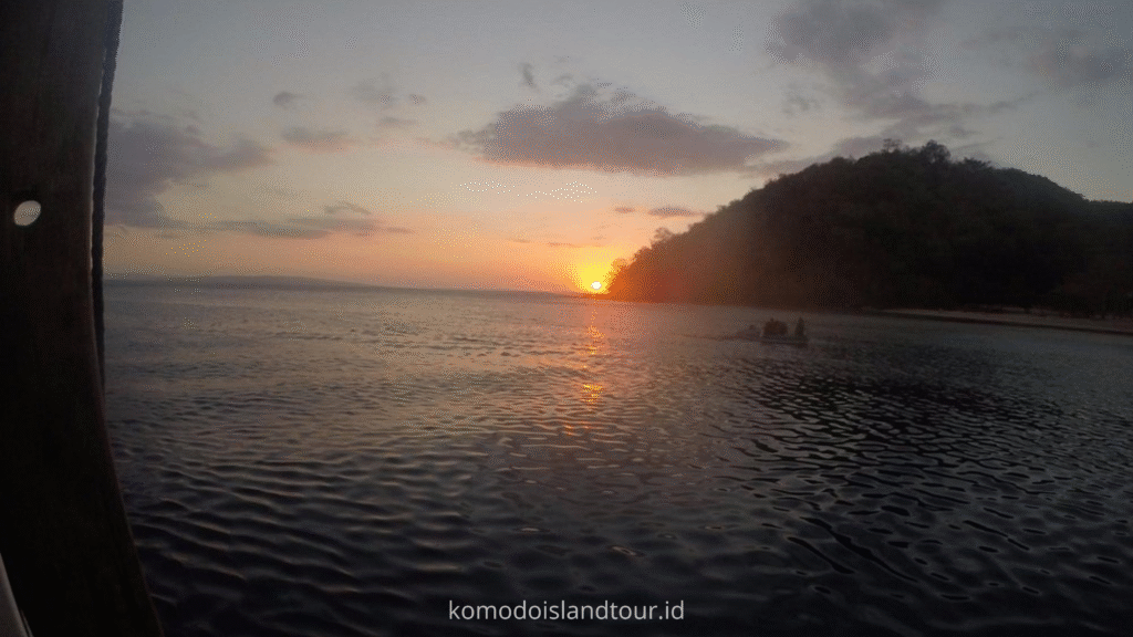 satonda island, satonda trip, open trip sumbawa, boat trip sumbawa, sumbawa island, sunset