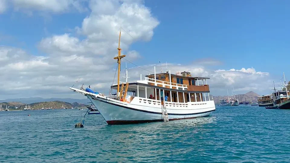 North Blue phinisi, north blue liveboard, komodo trip, labuan bajo, komodo island, liveboard
