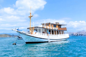 North Blue phinisi, north blue liveboard, komodo trip, labuan bajo, komodo island, liveboard