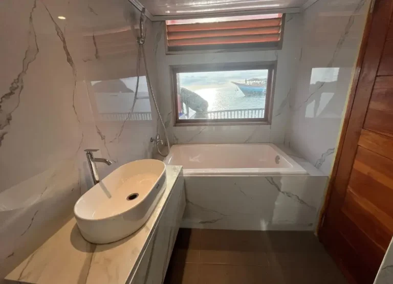 Eternity Luxury Boat, Komodo to labuan bajo, labuan bajo to lombok,boat trip