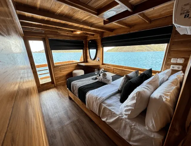 black beard phinisi, black beard liveboard, komodo trip, labuan bajo, komodo island, liveboard, black beard