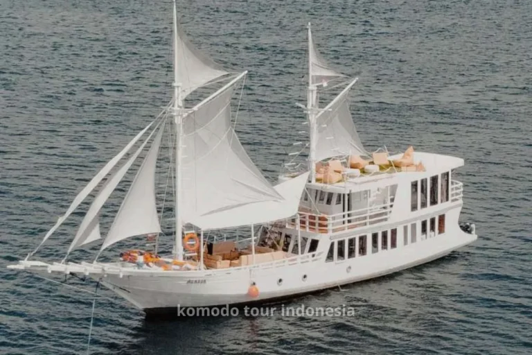 Akassa Luxury Liveboard Komodo Tour Packages