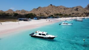 Sharing speed boat Komodo Tour
