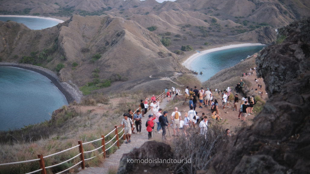 padar island, pulau padar, pink beach, komodo trip, komodo labuan bajo, labuan bajo,2 hari 1 malam trip labuan bajo, trip labuan bajo, labuan bajo trip, liveboard