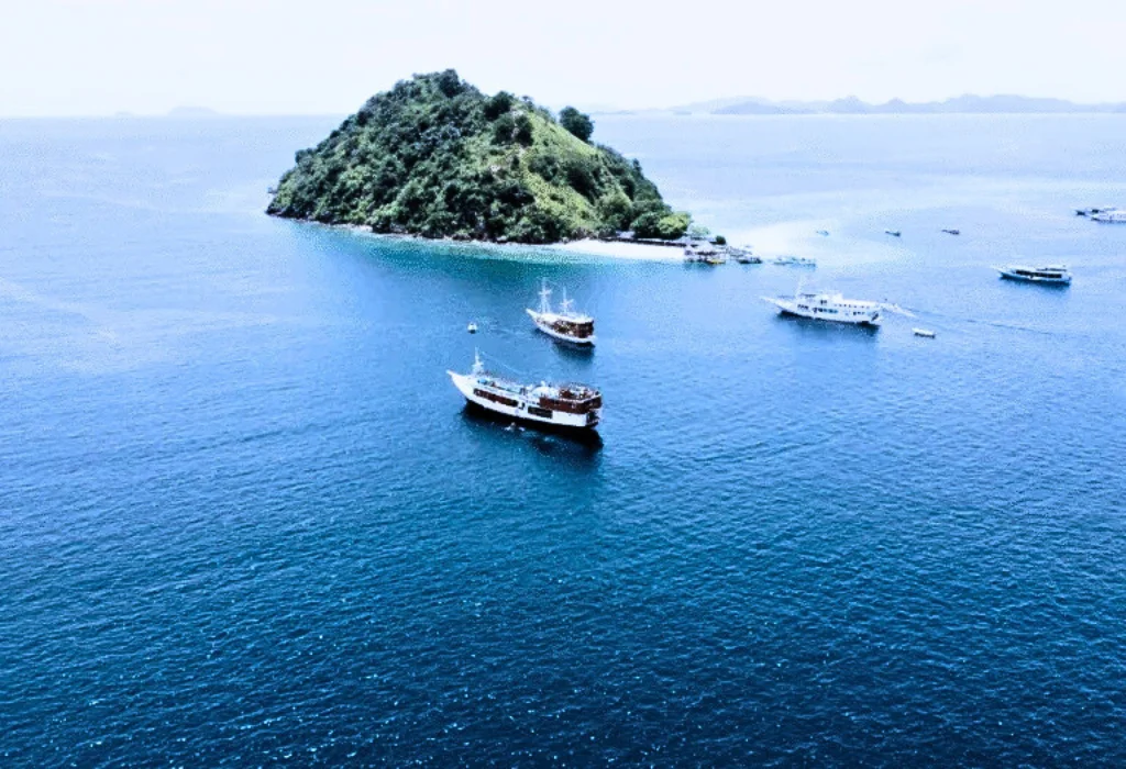 Kelor island, komodo tour, komodo tour labuan bajo