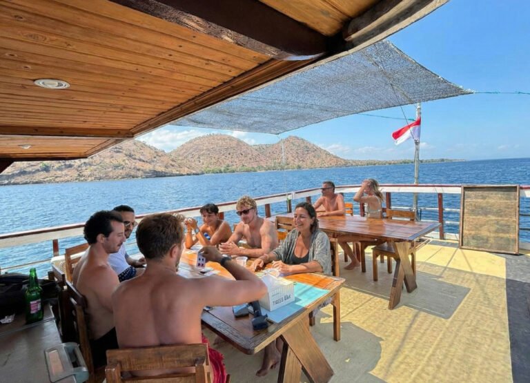 Labuan Bajo to Lombok – Whale Sharks & Komodo Tour