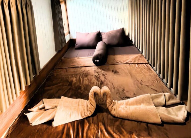 Labuan Bajo to Lombok – Whale Sharks & Komodo Tour