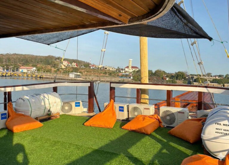 Labuan Bajo to Lombok – Whale Sharks & Komodo Tour