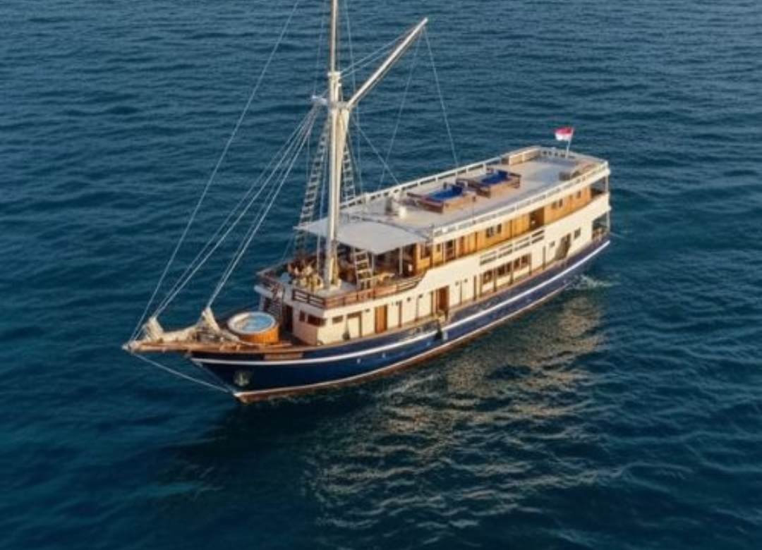 Golden Luxury Phinisi Cruise - Komodoislandtour.id