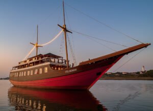 Labuan Bajo to Lombok – Whale Sharks & Komodo Tour