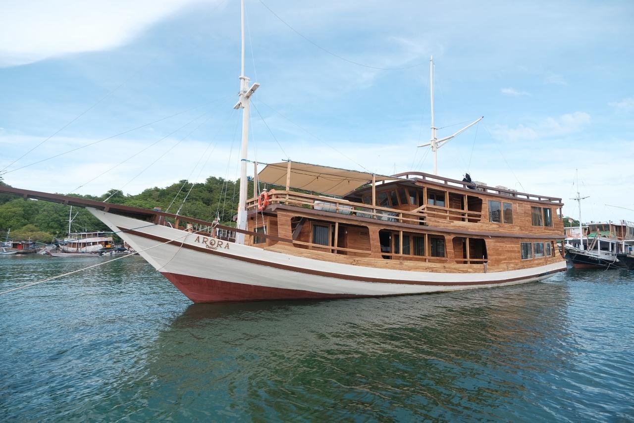 Arora Liveaboard Komodo Tour Packages