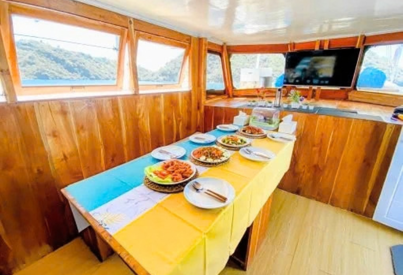GIONA LIVEBOARD KO MODO TOUR PACKAGES