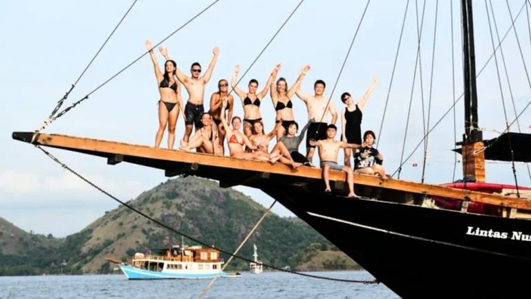 Labuan Bajo Komodo Tours: Why a Superior Standard Boat is the Best Choice