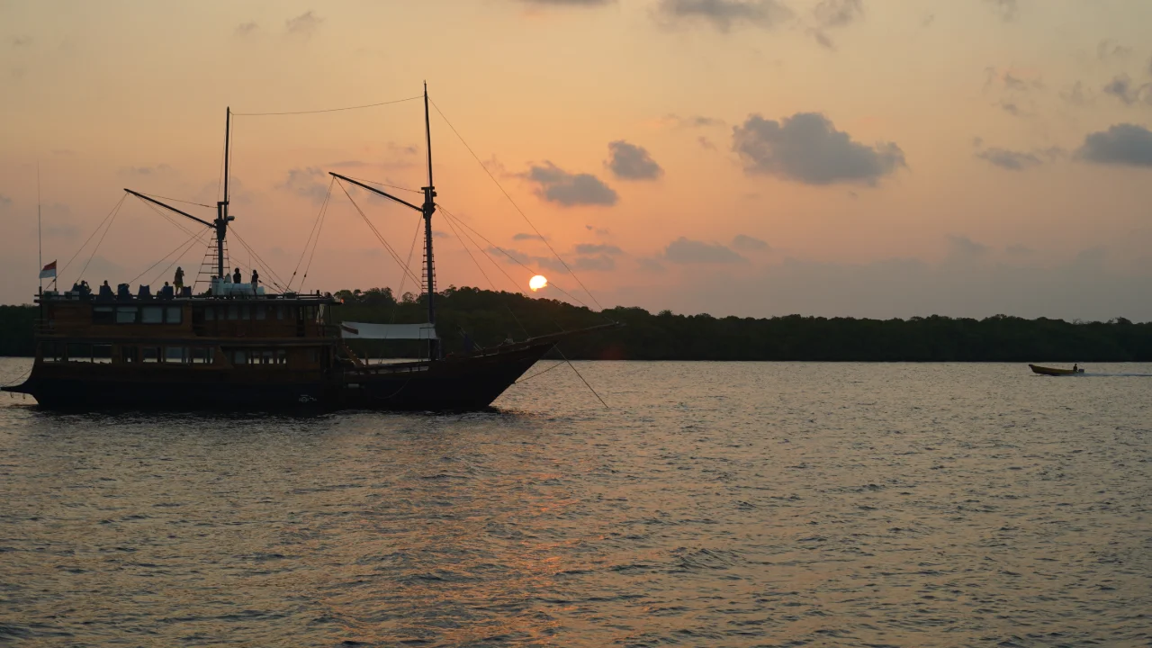 Komodo Liveaboard, Sunset Trip, Komodo Trips