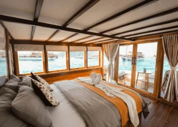 Akassa Luxury Liveboard Komodo Tour Packages