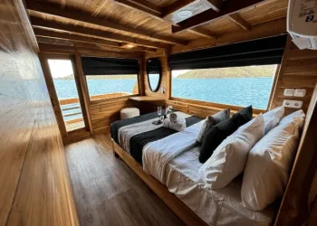 black beard phinisi, black beard liveboard, komodo trip, labuan bajo, komodo island, liveboard, black beard