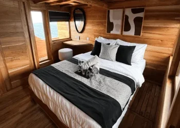 black beard phinisi, black beard liveboard, komodo trip, labuan bajo, komodo island, liveboard, black beard