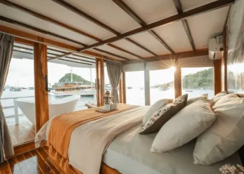 Akassa Luxury Liveboard Komodo Tour Packages
